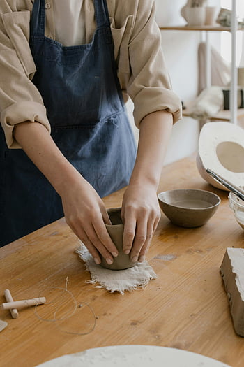 kézműves kezek, agyagedényt, faasztal, kerámia stúdió, alakító agyag, kerámia művészet, kézzel készített kerámia, kerámia műhely, craftsperson, kerámia szerszámok, agyag edény