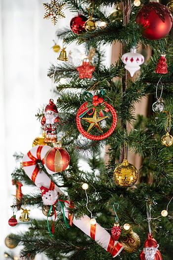 julgran, guld baubles, röda baubles, festliga dekorationer, färgglada ornament, semester ljus, grönt julgran, jul dekorationer, polkagris, jultomten, stjärndekoration