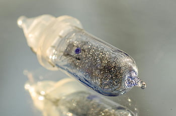řetězec žárovky, průhledné sklo, složité detaily, odraz světla, dráty, skleněná žárovka, dekorativní osvětlení, řetězec světla, detail, moderní osvětlení, designový prvek