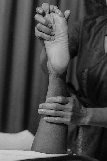 fotografie ve stupních šedi, osoba, masáž, noha, Černý a bílý, obraz, masážní terapeut, Masáž kotníku, masáž nohou, ruce, terapie