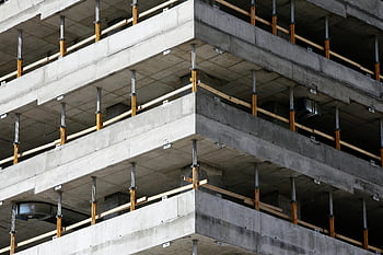 šedá betonová budova, nedokončené budovy, Víceúrovňová budova, betonová konstrukce, Ocelové výztuže, staveniště, stavba budovy, detailní pohled, průmyslové architektury, Building Framework, betonové podlahy