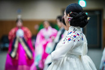 Koreanische Frau, weißer Hanbok, traditioneller Hanbok, kulturelle Veranstaltung, Innenveranstaltung, elegante Frau, koreanische Kultur, traditionelle Kleidung, Hanbok-Design, Koreanische Mode, Kulturkleidung