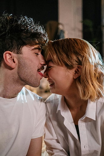muž líbání žena, radostný pár, hravý okamžik, intimní okamžik, Láska a štěstí, Vnitřní fotka, pár uvnitř, Romantická fotka, milující pár, šťastný pár, Detailní pár