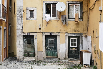 zchátralé budovy, bílá parabolická anténa, hnědá betonová budova, sušení prádla, Lisabonské Portugalsko, stavební fasáda, městský úpadek, pouliční scény, obytné oblasti, zvětralé zdi, parabolická anténa