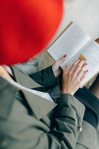 czytanie kobiety, czerwony beret, otwarta książka, przytulny nastrój, kontemplacyjny, czerwone paznokcie, Ręce na książkę, Zwyczajny outfit, ustawienie wewnętrzne, Skoncentrowane czytanie, swobodna atmosfera