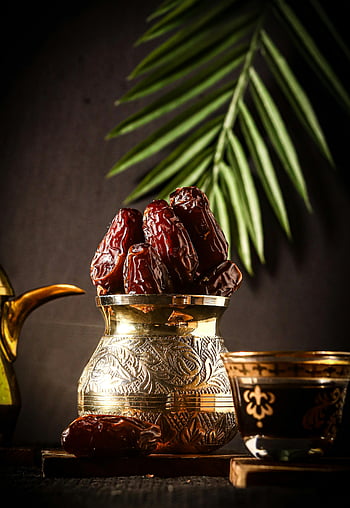 Termíny, kovová nádoba, lesklá data, dekorativní kovový kontejner, palmové listy, detailní záběr, Kovový kontejner, data v kontejneru, Lesklý kovový kontejner, dekorativní kontejner, pozadí palmových listů