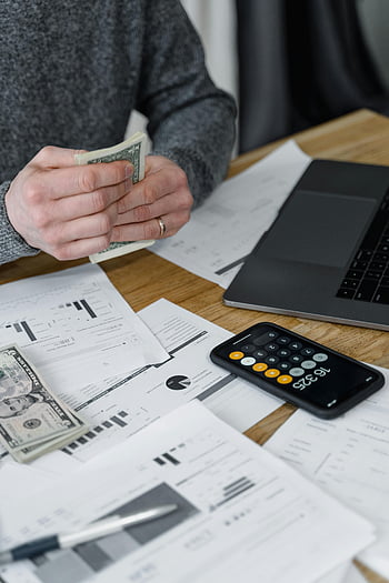contabile, Gestione del budget, progetto finanziario, contando a mano il denaro, il computer portatile, calcolatrice, documenti finanziari, spazio di lavoro, Gestione del denaro, Contanti, donna d'affari