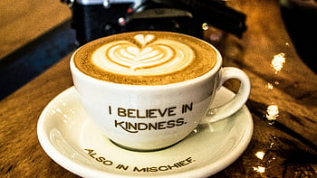 cappuccino, káva latte umění, keramický pohár, podšálek, inspirující vzkaz, Věřím v laskavost, také v neplechu, detail, latte art, kávový šálek, dřevěný stůl