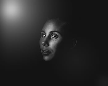 zdjęcie w skali szarości, portret kobiety, dramatyczne oświetlenie, czarny i biały, zbliżenie, Uderzające efekty, wysoki kontrast, fotografia artystyczna, obraz monochromatyczny, rysy twarzy, gra cieni