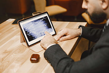 おとこ、 タブレットコンピューター、 株式市場データ、 近代的なオフィス、 ビジネスプロフェッショナル、 データのレビュー、 財務分析、 デジタル機器、 プロの環境、 市場動向、 オフィス環境