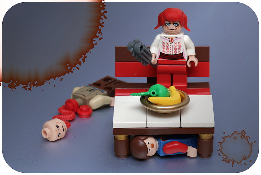 Lego, minifig, Bloody Mary, Bank-Montag, sich unter Möbeln verstecken, Blut und Blut, splatter, Spielzeugfotografie, Action Figur, Kreatives Geschichtenerzählen, dramatische Szene