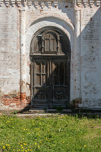hnědé dřevěné klenuté dveře, betonové budovy, omšelé dřevěné dveře kostela, kamenná fasáda, věk architektura, rustikální dveře, starý kostel, historické budovy, obloukový vchod, kamenná zeď, staré dřevo