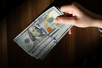紙幣を持っている人、 100ドル札の山、 通貨の富、 木製テーブル、 経済的成功、 現金、 富のシンボル、 お金を保持しています、 ドル札、 経済的繁栄、 お金を持っている手