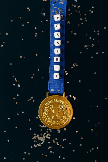 Zlatá medaile, modrá stužka, možné korálky, Pozadí černých konfet, detailní záběr, cena, trofej, oslava, vítězství, úspěch, konfety