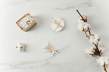 flatlay, toaletní potřeby, bavlněné větve, bavlněné tampóny, mramorový povrch, Elegantní plochý laik, bavlněné pupeny, kosmetické výrobky, minimalistické složení, bílé pozadí, přírodní prvky