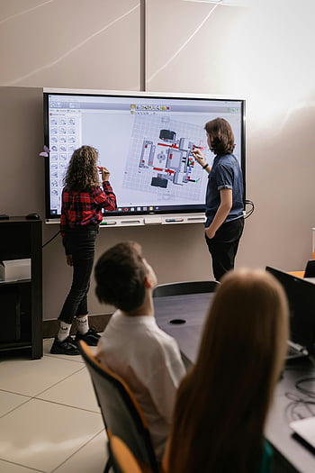 レポートを作成する学生、 教室、 十代の若者たち、 ロボット工学のチームワーク、 モダンな教室、 インタラクティブホワイトボード、 教育技術、 グループアクティビティ、 学習環境、 共同学習、 プレゼンテーションスキル