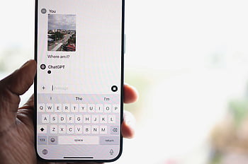 смартфон, ръка, чат, Chatgpt, местоположение, разследване, едър план, показ, клавиатура, съобщение, екран