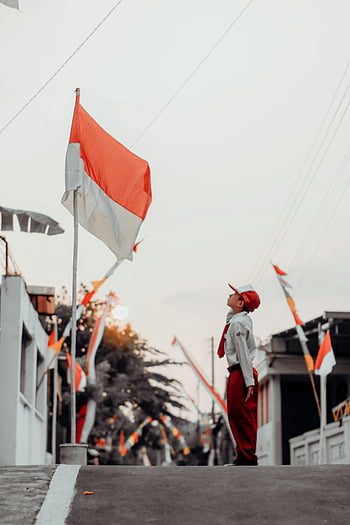 ragazzo, uniforme, bandiera indonesiana, Surakarta, Java centrale, strada, uniforme scolastica, giovane ragazzo, asta portabandiera, sguardo, Indonesia