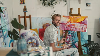 artysta, obraz, żywe płótna, kreatywne studio, uśmiechnięty, sztaluga, Studio Sztuki, kolorowe obrazy, ustawienie artystyczne, Środowisko studyjne, przestrzeń twórcza