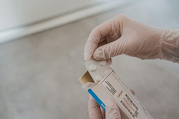 Ruce v rukavicích, lék blistr, Bezpečnost zdravotní péče, Hygienová praxe, bílá a modrá krabice, Detailní ruce, manipulace s léky, bezpečná zdravotní péče, ruce v rukavicích držící, hygiena zdravotní péče, bezpečnost léků