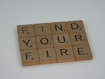 Plăci de scrabble din lemn maro, Găsește-ți focul, masa albă, gresie din lemn, scrabble joc, motivațional, fundal alb, Scrabble din lemn, scrabble letters, Mesaj de inspirație, suprafață albă
