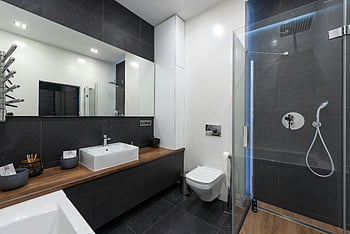 modern banyo, cam duş, çağdaş armatürler, şık tasarım, modern tuvalet, ahşap tezgah, siyah fayans, beyaz lavabo, minimalist tarz, duvara monte tuvalet, duş başlığı