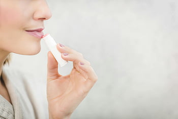 Růžový balzám na rty, Žena nanášející balzám na rty, detail, péče o rty, ochrana rtů, Mladá žena, péče o kůži, krása, makeup, kosmetika, zdraví