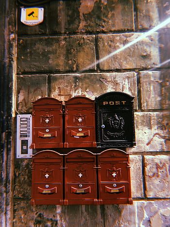 cassette delle lettere in legno marrone, muro di pietra, cassette postali italiane d'epoca, muro di pietra rustica, Roma, Italia, raccolta di cassette postali, cassette postali marroni, cassette postali in pietra, Cassette postali vintage, cassette postali rustiche, cassette postali italiane