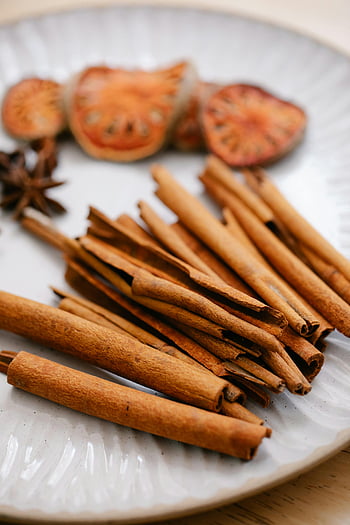 bastoncini di cannella, frutta secca, spezie, piatto, fotografia di cibo, avvicinamento, cannella, anice stellato, fette di frutta secca, Fotografia culinaria, spezie aromatiche