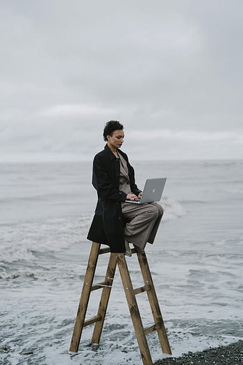 žena, dřevěný žebřík, pláž, laptop, vzdálené práce, venku, oceán, psaní na stroji, práce-od-pláště, Pobřežní práce, digitální nomád