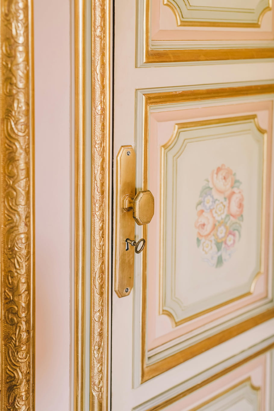 vintage door, gold details, floral pattern, luxury, elegance, close-up, gold accents, vintage interior, ornate door, decorative door, antique door