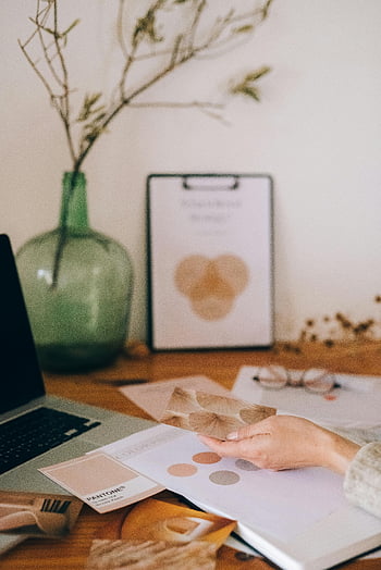 Pantone kleurenpalet, Kleurstalen, creatieve werkruimte, ontwerp inspiratie, artistieke projecten, opstelling van het bureau, kleurvergelijking, ontwerphulpmiddelen, werkruimte organisatie, kleurgrafieken