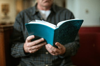 Omul care citește Biblia, închisă, carte religioasă, în interiorul bisericii, bărbat adult, ținând Biblia, citirea textelor religioase, interiorul bisericii, Lectură spirituală, Lectură concentrată, studiu religios
