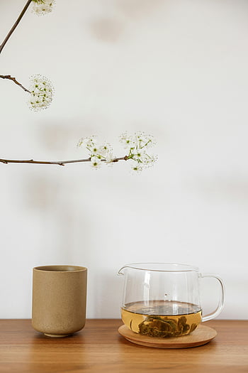 te, klar glaskrukke, blomstrende gren, Minimalistisk arrangement, glas tekande, hvide blomster, træbord, Enkel indretning, TEA SETUP, moderne te, te ceremoni