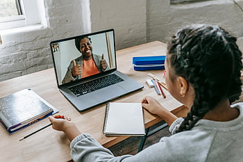 fată etnică, videochat, Profesor online, laptop, tânăr student, apel video, lecție online, Conectarea profesorului, educație online, Învățare virtuală, Studiu la domiciliu