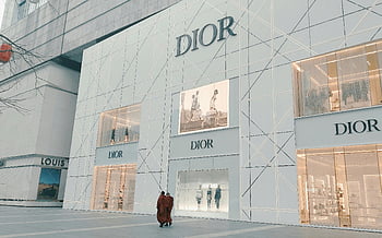 Dior, luxus designer bolt, kültéri kirakat, elegáns Dior, városi háttér, kirakatok, vásárlók, csúcskategóriás divat, modern építészet, luxuskereskedelem, designer butik