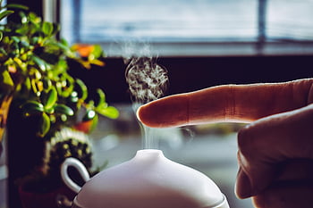 ručně dojemná mlha, difuzor, Relaxační atmosféra, Vnitřní nastavení, prst na mlze, pára, vnitřní zařízení, uklidňující prostředí, aromaterapie, Bílý difuzor, přirozené světlo