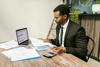 Geschäftsmann, passen, Arbeiten, Unterlagen, Laptop, Schreibtisch, Taschenrechner, Professionel, Papierkram, Innenumgebung, fokussiert