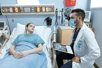 doktor, pasient, sykehus seng, praktiserende lege, helsedetaljer, sykehusinnstilling, medisinsk konsultasjon, Helsepersonell, pasientbehandling, medisinsk undersøkelse, sykehusrom