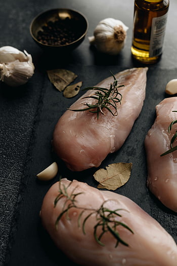 Syrová kuřecí prsa, rozmarýn, česnek, olivový olej, Tmavý povrch, pohled shora, fotografování potravin, kulinářské přísady, Nevařené kuře, kořenící byliny, zdravé vaření