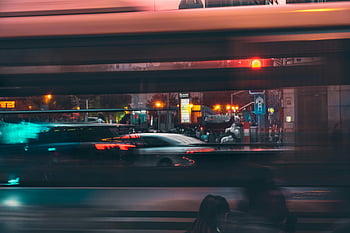 nacht straat, Voertuigen die passeren, lange blootstelling, levendige stadslichten, bewegingsonscherpte, bruisende nacht, stedelijke scène, verkeerslichten, nachtleven in de stad, straat fotografie, nacht verkeer