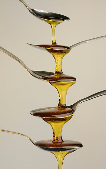 lžíce s medem, kaskádování medu, hromada lžic, Bohatá textura, Textura medu, tekoucí med, lžíce hromada, lžíce medu, medový proud, fotografie medu, medové umění