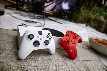 Konzole Xbox One, Bílý herní ovladač, červený herní ovladač, bezdrátové ovladače, texturovaný povrch, bramborové hranolky, televizní obrazovky, nastavení her, Ovládače videoher, herní příslušenství, Nastavení zábavy