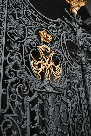 ruské impérium, zimní palác, Svatý. petersburg, Zlatý královský znak, složitá železná brána, detail, Královský symbol, Zlatý znak, ruské dějiny, architektonický detail, Zimní palácová brána