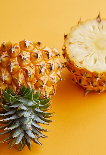 ananas, ananas înjumătățit, masă galbenă, fructe exotice, copt de ananas, fundal galben viu, copyspace, fruct tropical, jumătate de ananas, fructe fotografie, alimente fotografice