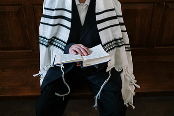 رجل يهودي،  تالايت،  تشوماش،  كتاب ديني،  كنيس أو مجمع يهودي،  قريب،  شال الصلاة،  صلاة يهودية،  تقاليد يهودية،  الثقافة اليهودية،  دراسة التوراة