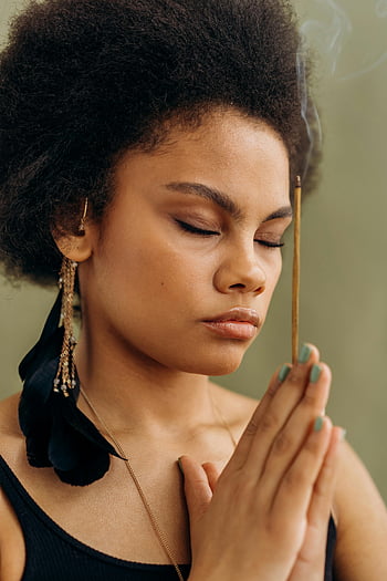 žena držící kadidlo, afroamerické ženy, meditace, uklidňující rituál, vonné tyčinky, relaxace, duchovní praxe, rozjímání, Modlitební ruce, kouř, míru