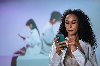 白衣を着た女性、 スマートフォンの使用、 デジタル投影、 白衣を着た子供たち、 ラボ環境、 教育技術、 インタラクティブラーニング、 未来教育、 拡張現実、 科学教育、 教育における技術