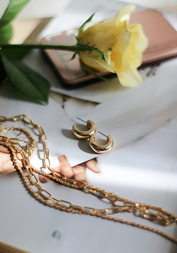 sieraden, gele roos, wit oppervlak, gouden juwelen, Zonnegrens oppervlak, detailopname, Gouden oorbellen, gouden ketting, bloemstuk, Decoratieve artikelen, elegante accessoires