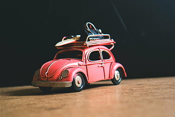 rød volkswagen legetøj, Miniature legetøjsbil, Rød bille legetøj, tagbagage, træoverflade, nærbillede foto, legetøj køretøj, Vintage legetøjsbil, Rød billegetøj, legetøjsbille, Surfbræt bagage
